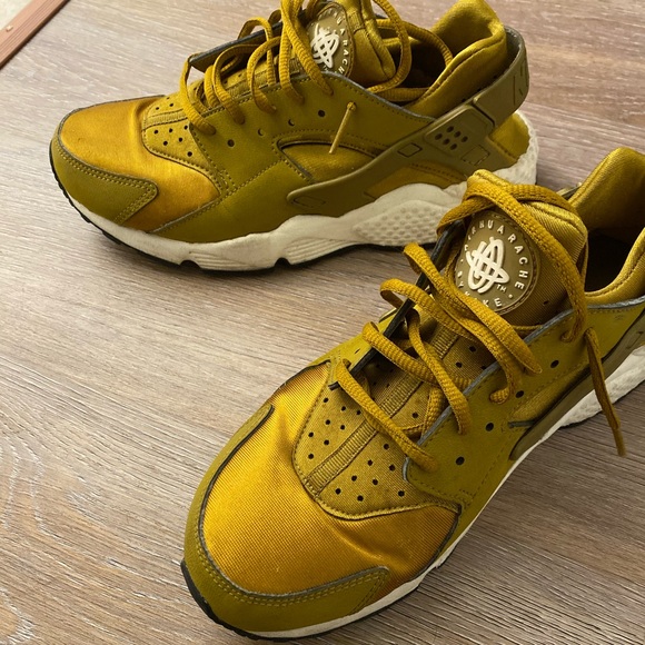 all gold huaraches